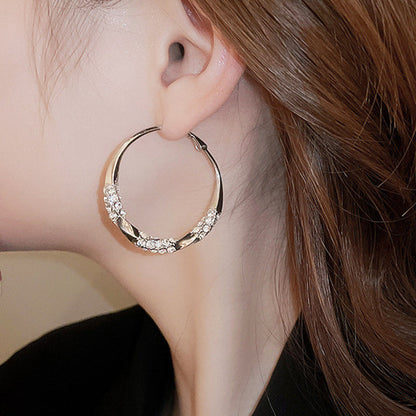 Cirkelörhängen med Zirkoni💎 - Eleganta Orlingar för En Sparklade Look! 🌟