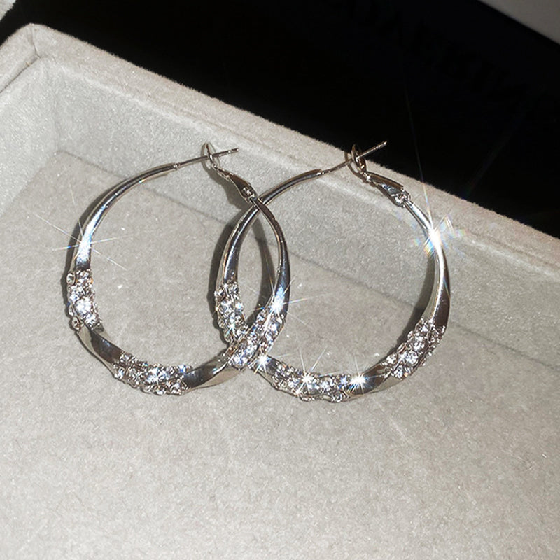 Cirkelörhängen med Zirkoni💎 - Eleganta Orlingar för En Sparklade Look! 🌟