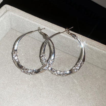 Cirkelörhängen med Zirkoni💎 - Eleganta Orlingar för En Sparklade Look! 🌟