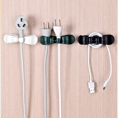 🔥 KÖP MER – SPARA MER 🎉 Mångsidig självhäftande kabelhållare 🔌 Håll ordning på kablarna och skapa ett snyggare hem ✨
