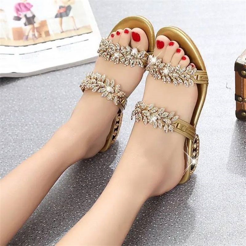 🔥 50% RABATT – SISTA DAGEN ⏰👡 Eleganta damsandaler med strass & metalldetaljer ✨ Bekväma, stilfulla & perfekta för sommaren ☀️