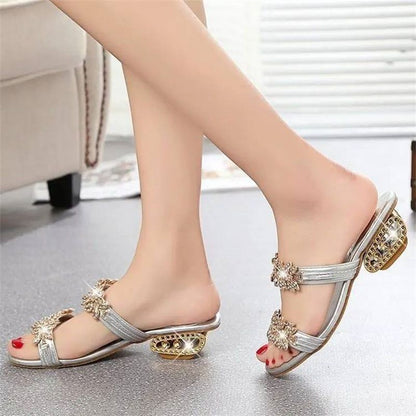 🔥 50% RABATT – SISTA DAGEN ⏰👡 Eleganta damsandaler med strass & metalldetaljer ✨ Bekväma, stilfulla & perfekta för sommaren ☀️