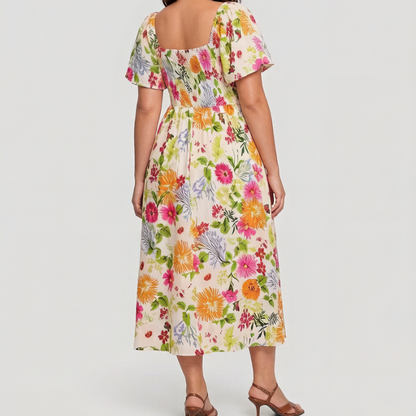 🌸🔥 50% RABATT IDAG ⏰ Blommig klänning med fyrkantig halsringning 👗 Bekväm passform, fina detaljer & sommarkänsla 🌿