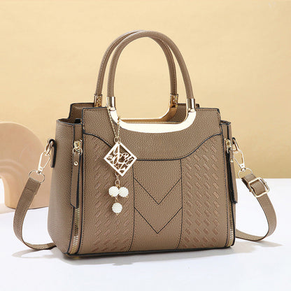 🔥 50% RABATT 👜 Elegant damväska med topphandtag ✨ V-sömnad, gulddetaljer & smart förvaring – stilren för både vardag och fest 💼