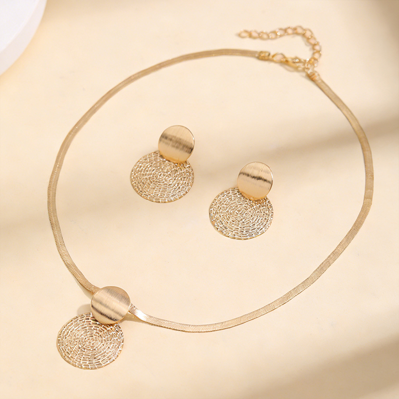 🔥 50% RABATT 💎 Set med halsband och örhängen i modern chic-stil ✨ Elegant, tidlöst & perfekt för både vardag och fest 🌿