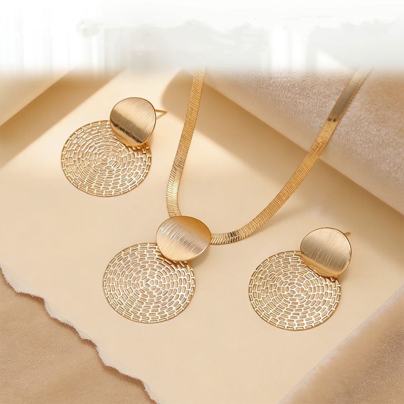 🔥 50% RABATT 💎 Set med halsband och örhängen i modern chic-stil ✨ Elegant, tidlöst & perfekt för både vardag och fest 🌿