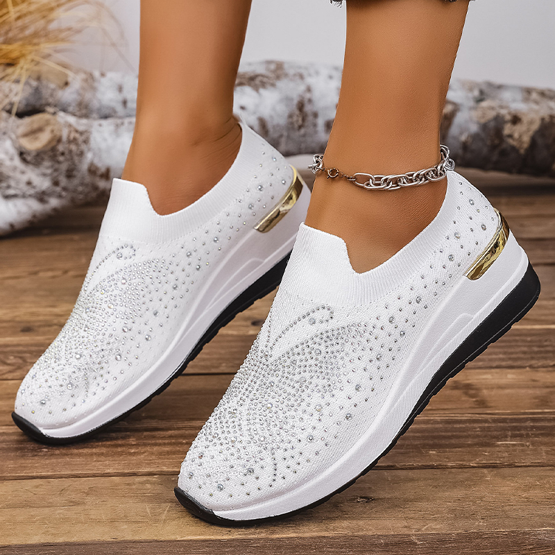 🔥 HALVA PRISET 👟✨ Slip-on sneakers med strassdetaljer 💎 Lätta, stilfulla & bekväma hela dagen 🌸