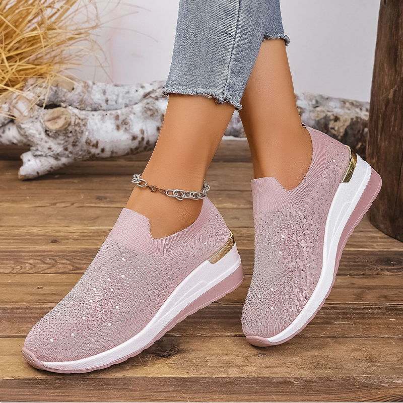 🔥 HALVA PRISET 👟✨ Slip-on sneakers med strassdetaljer 💎 Lätta, stilfulla & bekväma hela dagen 🌸