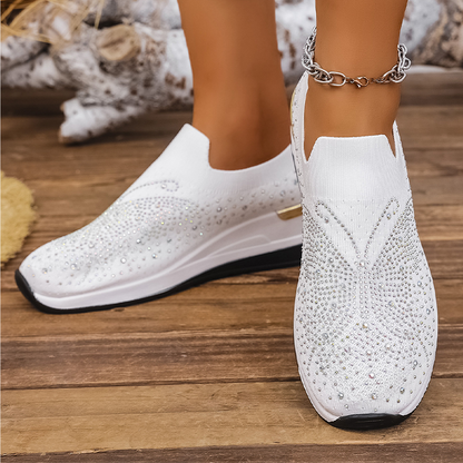 🔥 HALVA PRISET 👟✨ Slip-on sneakers med strassdetaljer 💎 Lätta, stilfulla & bekväma hela dagen 🌸