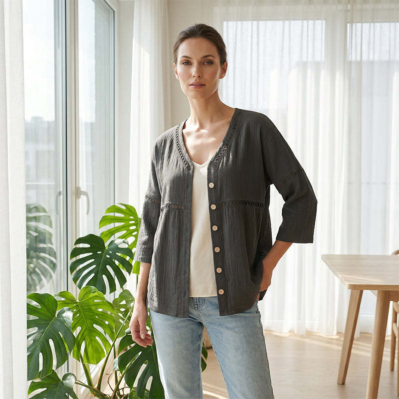 💥50% RABATT！👕🌸 V-ringad spetsblus med knappar – på sommarens favorittopp✨
