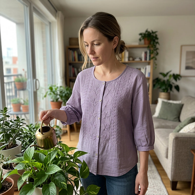 🔥 50% RABATT 👕🌸 Broderad bomulls- & linneblus ✨ Lätt, luftig och elegant – perfekt för sommarens alla tillfällen 🌿