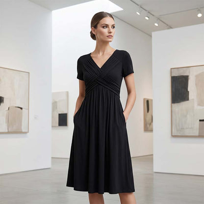 🔥 50% RABATT 👗✨ Plisserad V-ringad klänning med omlottdesign & fickor 🌸 Elegant, bekväm och perfekt för sommarens alla tillfällen