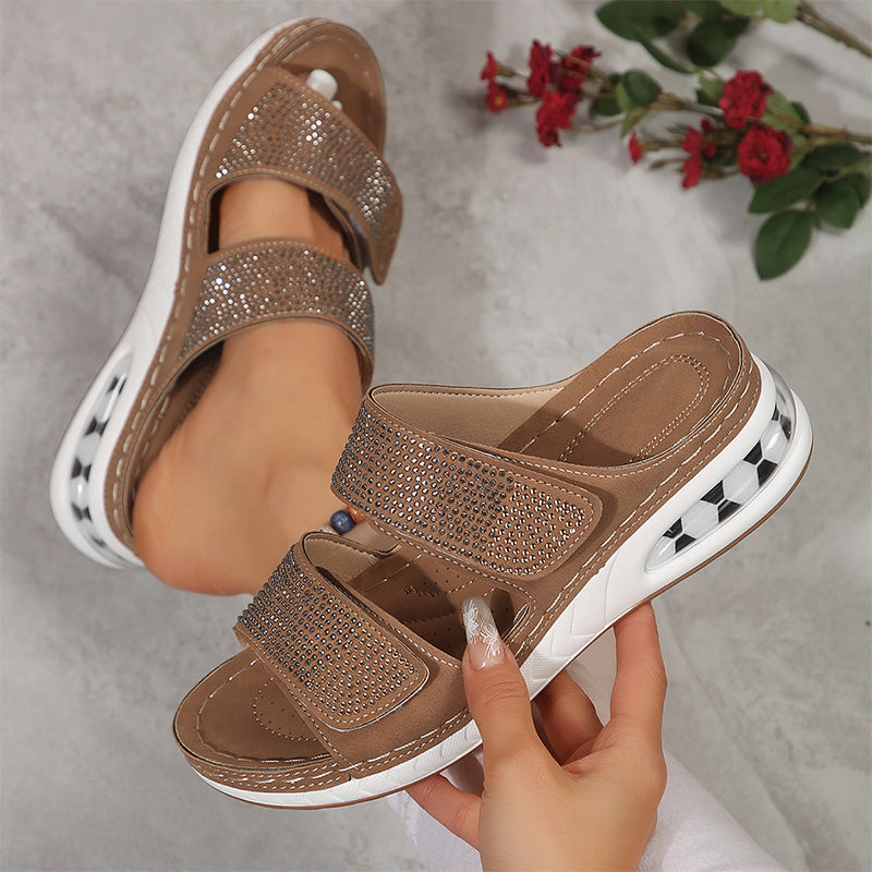 🔥 50% RABATT ✨👡 Glittrande kilklackssandaler med strass 💖 Elegant design, skön komfort & perfekt för sommarens alla tillfällen 🌸