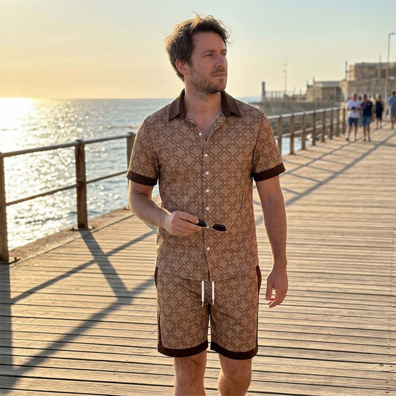 🔥 50% RABATT 👕☀️ Herr 2-delat Sommarset ✨ Trendigt tryck, bekväm passform & perfekt för sommarens alla tillfällen 🌴