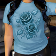 🔥 50% RABATT 👕🌹 Elegant premium T-shirt med blåros-design ✨ mjuk, stilren & perfekt för en modern vardagslook 🌿