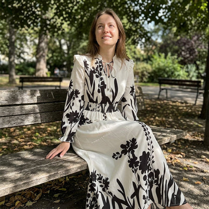 🔥 50% RABATT 👗 Blommig maxiklänning med V-ringning 🌸 Luftig elegans, smickrande passform & perfekt för sommarens alla tillfällen ✨