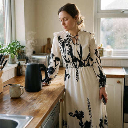 🔥 50% RABATT 👗 Blommig maxiklänning med V-ringning 🌸 Luftig elegans, smickrande passform & perfekt för sommarens alla tillfällen ✨