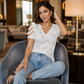🌸 T-Shirt Donna Elegante con Scollo a V, Bordi Ondulati e Stampa Cuore – Stile Femminile Chic