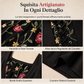 Abito lungo nero a maniche lunghe, scollo quadrato, corsetto con allacciatura e pannello in rete con ricami floreali